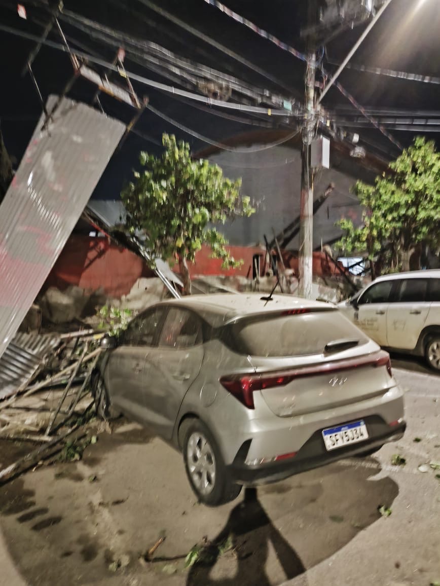 Proprietário de carro atingido por desabamento registra estragos em vídeo