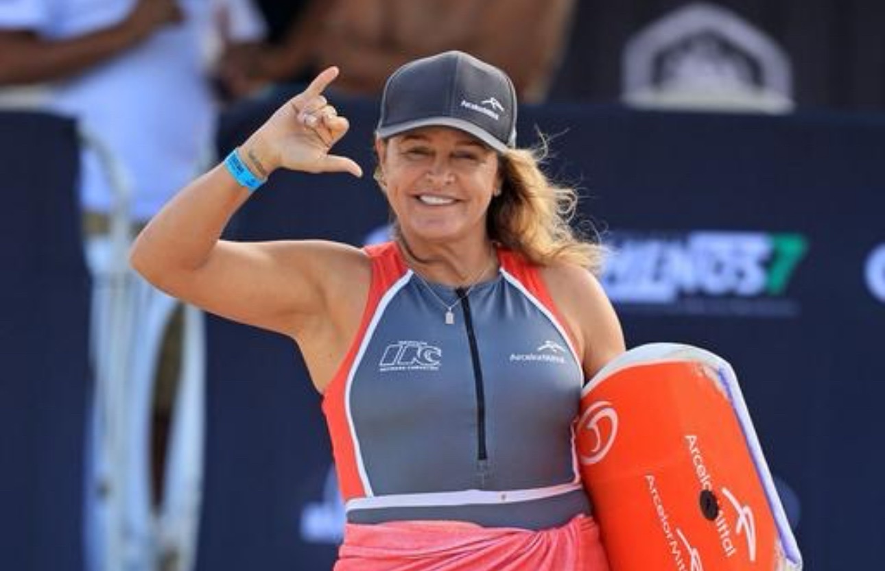 Neymara enfrenta desafio de bodyboarding nos corais em alto mar, em Vila Velha