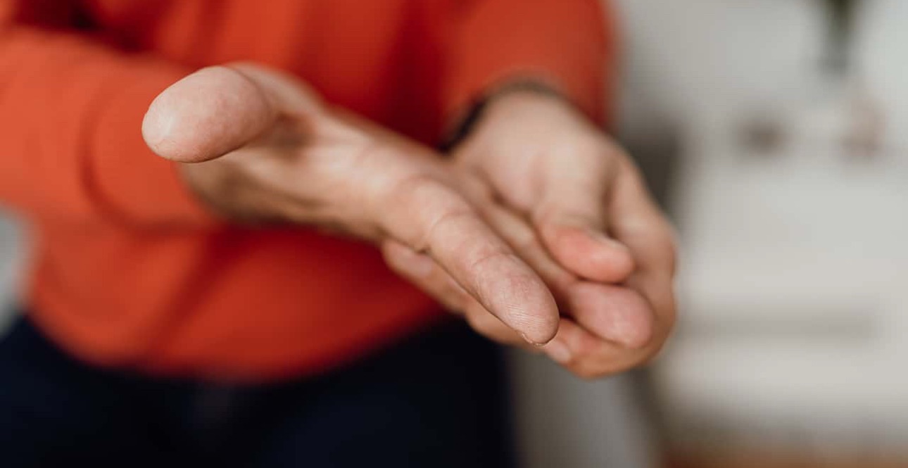 Mãos frias e inchadas? Alterações nas extremidades podem ser sinal de colesterol alto, alerta médica