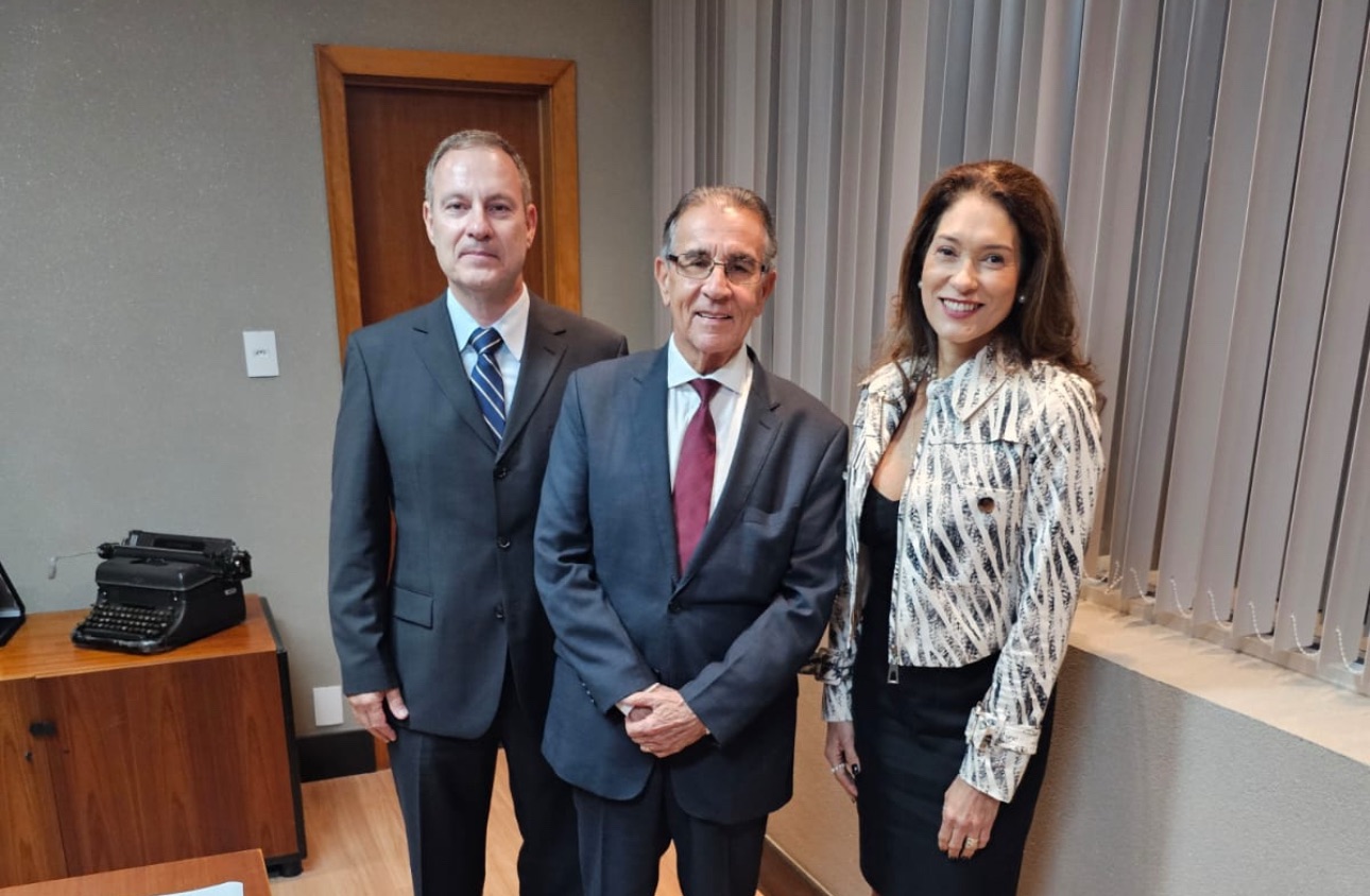 Juízes Patrícia Leal de Oliveira e Moacyr Figueiredo Côrtes tomam posse do TRE-ES