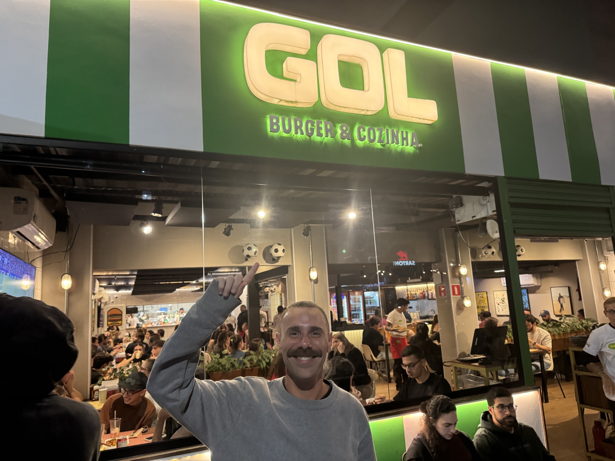 Hamburgueria comemora 14 anos com promoção e mais de 1000 sanduíches vendidos em uma noite