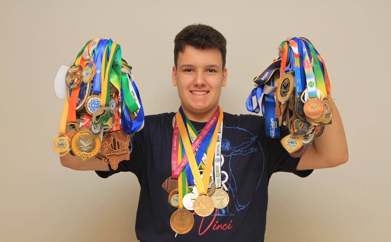 Estudante capixaba alcança marca histórica em olimpíadas científicas: mais de 100 premiações aos 16 anos