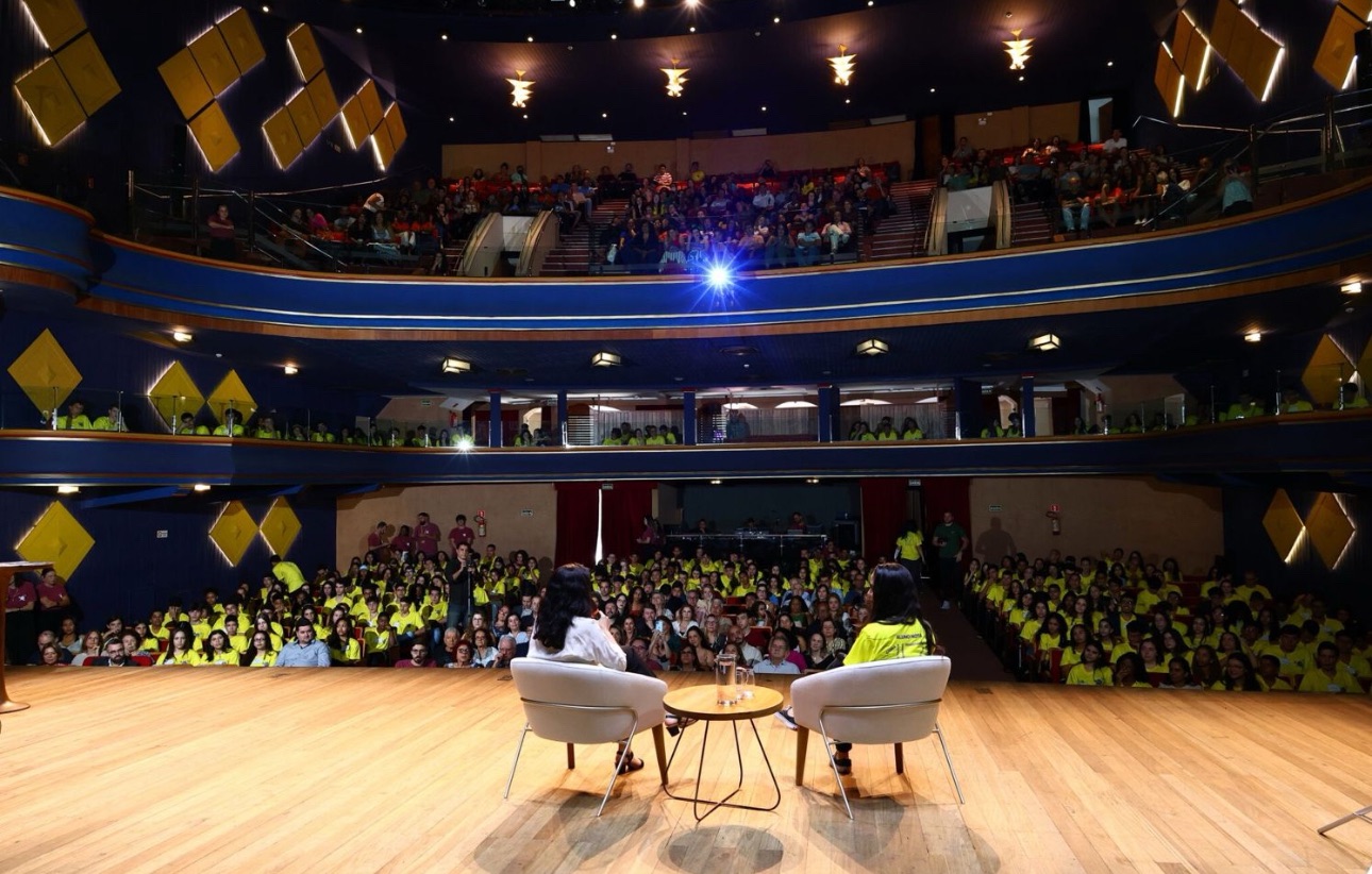 Do interior do Maranhão ao palco em Vitória: jovem inspira com história de superação pelo estudo