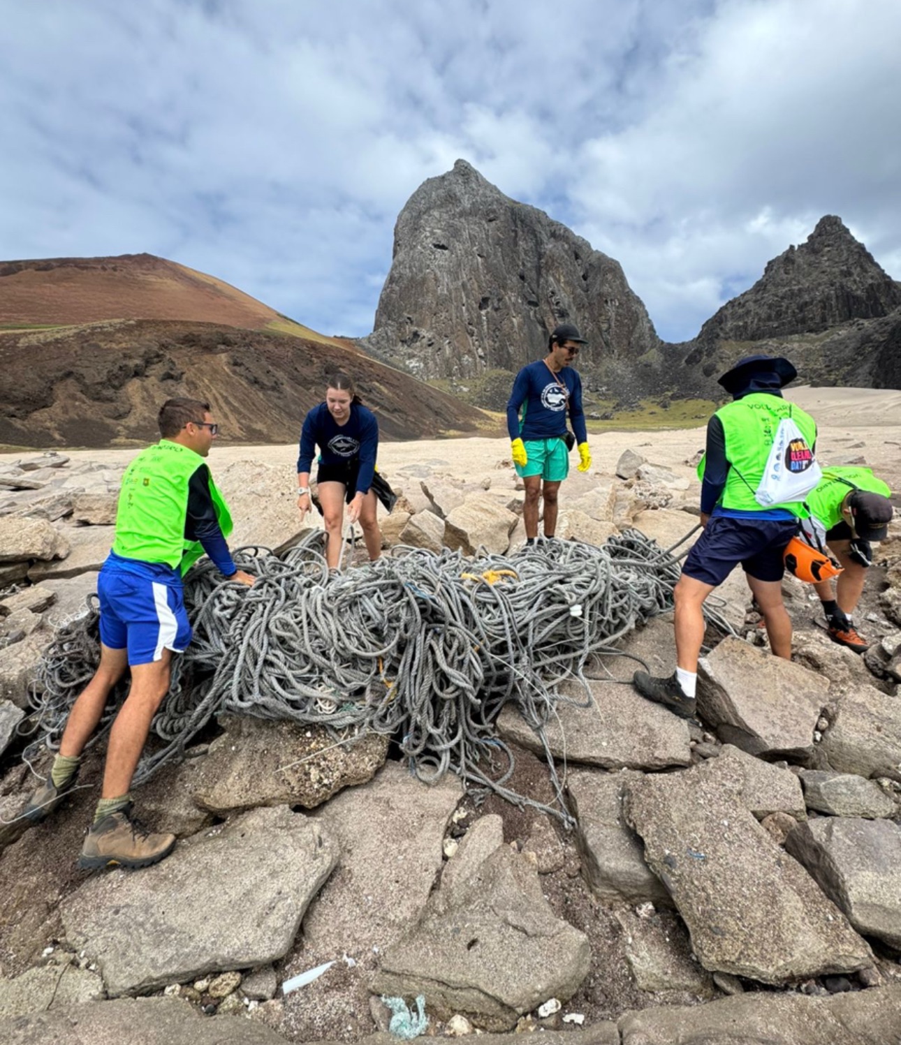 Ilha da Trindade recebe força-tarefa para recolher lixo trazido pelo mar