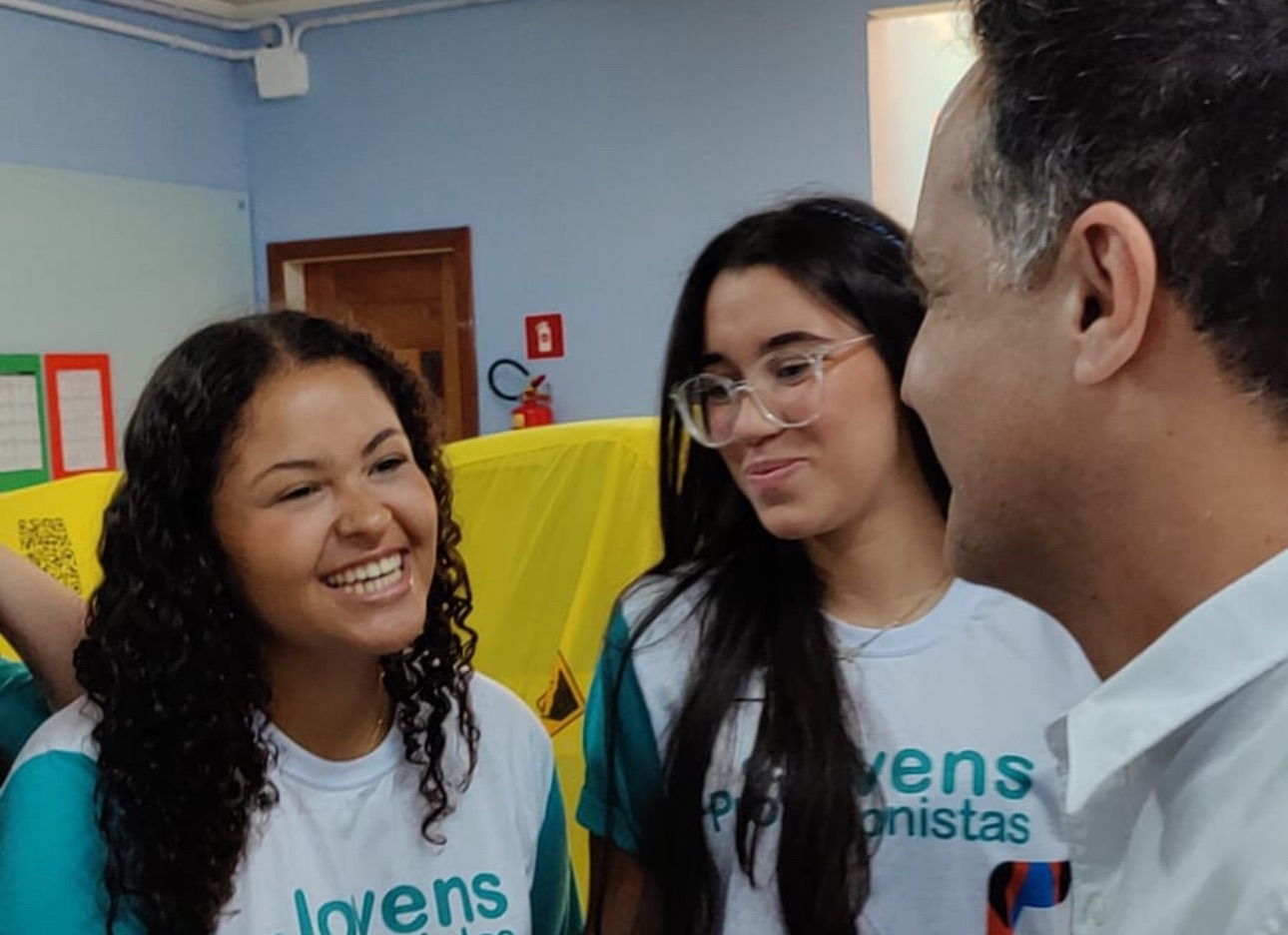 Projeto que garante uniforme gratuito para alunos do ensino médio avança no Assembleia