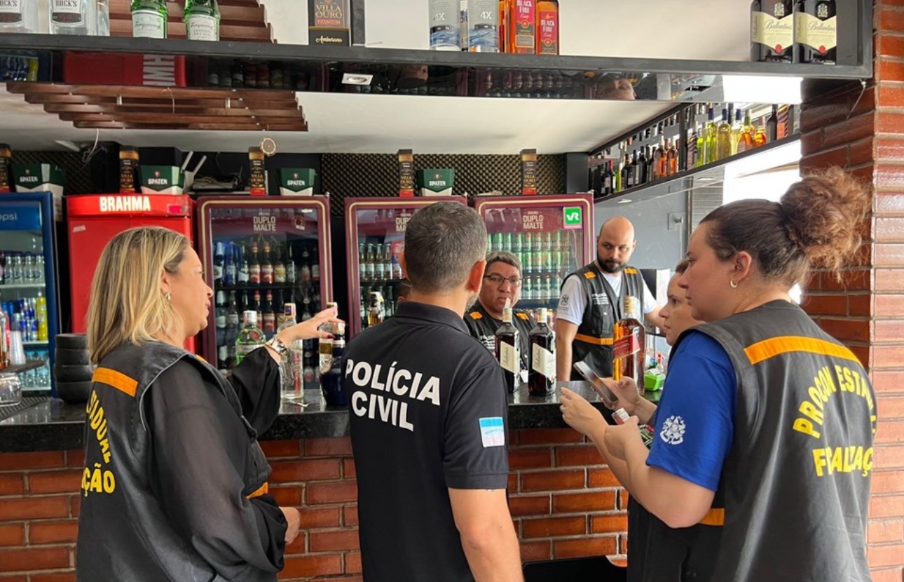 Polícia e Procon-ES intensificam fiscalizações e investigações sobre possíveis adulterações em bebidas