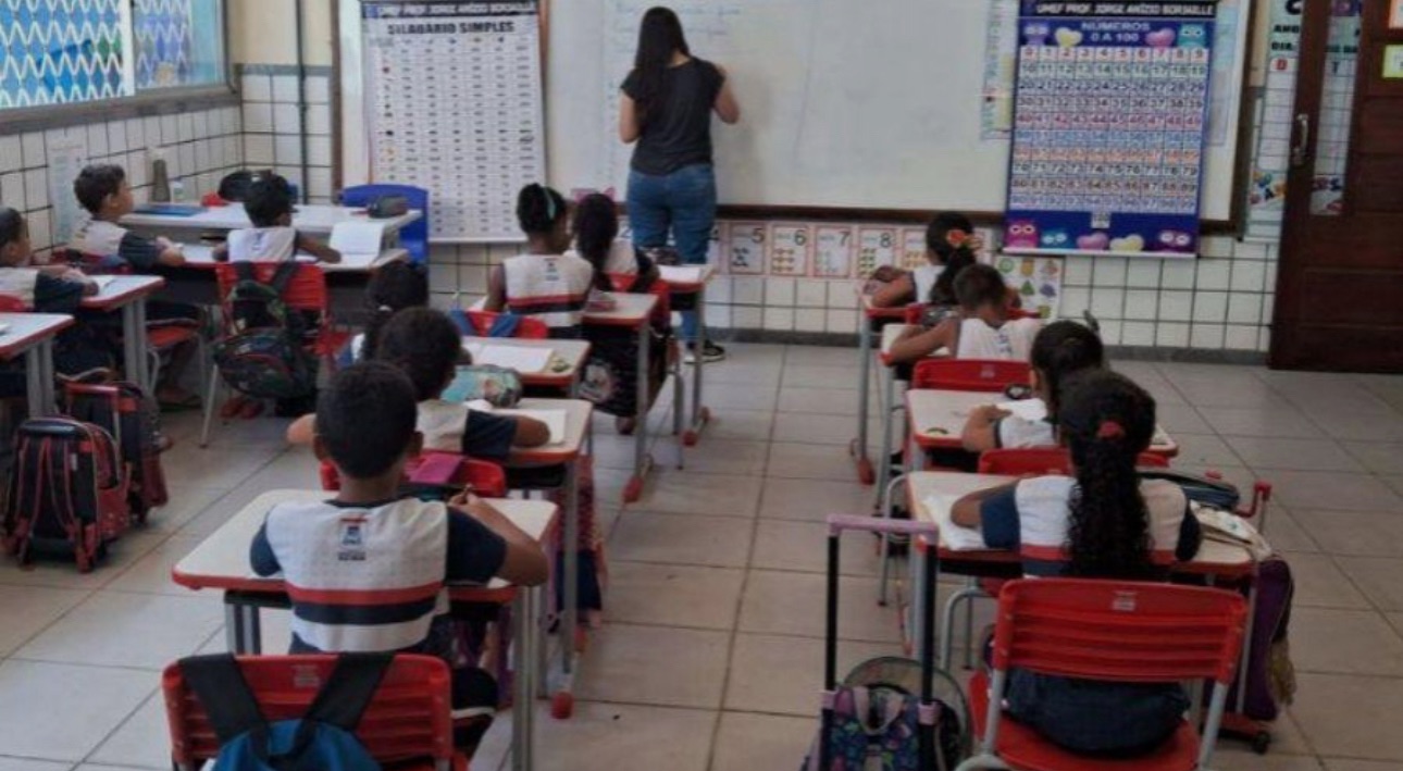 Professores de Vila Velha terão aumento de até 48% e voltarão a receber os maiores salários do Estado