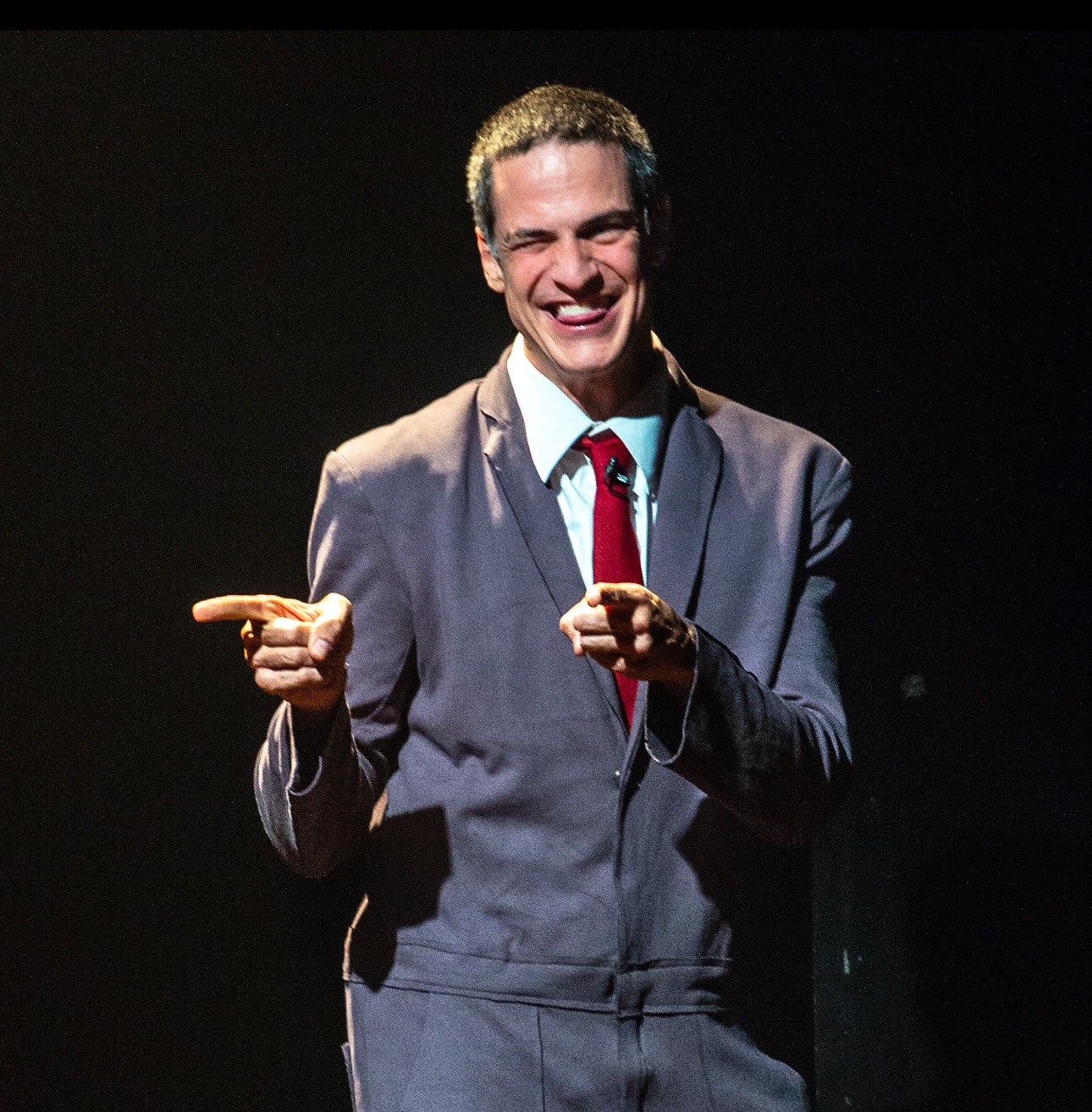 Mateus Solano apresenta monólogo “O Figurante” no Teatro Universitário, em Vitória