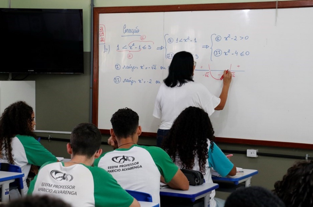 Governo envia à Ales projeto de reajuste salarial para professores e agentes da Educação