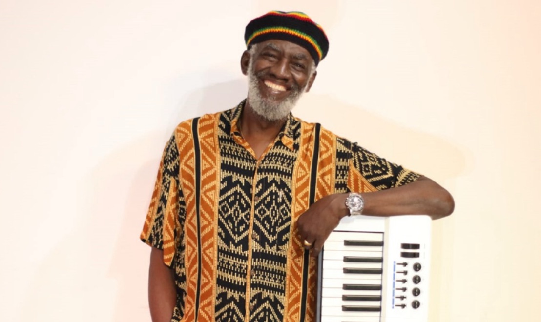 Lendário tecladista dos Paralamas lança livro e se apresenta em Vitória sexta (14)