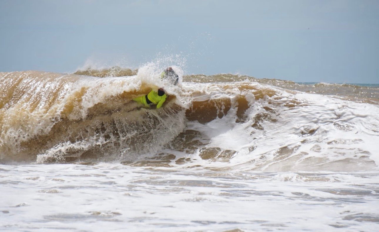 Marcelo Rocha representa o ES na abertura do Circuito Brasileiro de Bodyboard Master