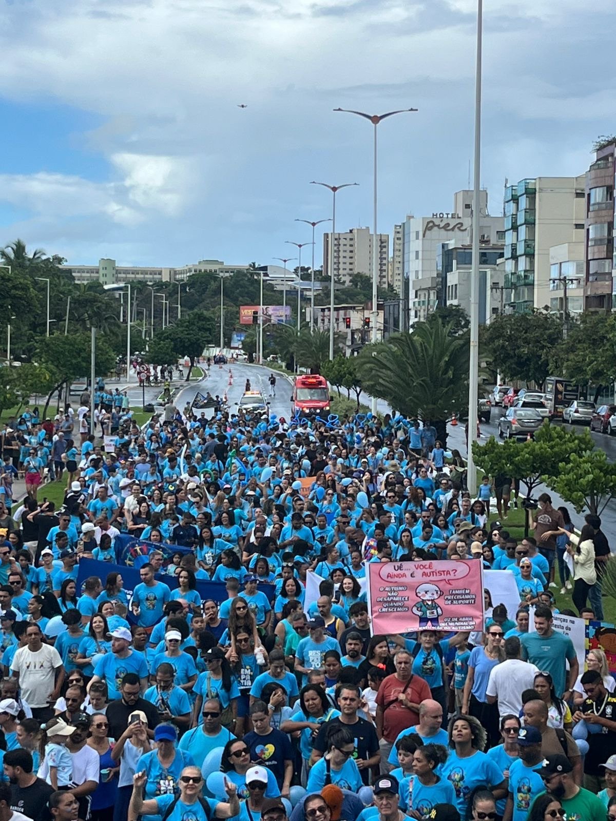Caminhada da Amaes reúne mais de 3 mil participantes na Orla de Camburi