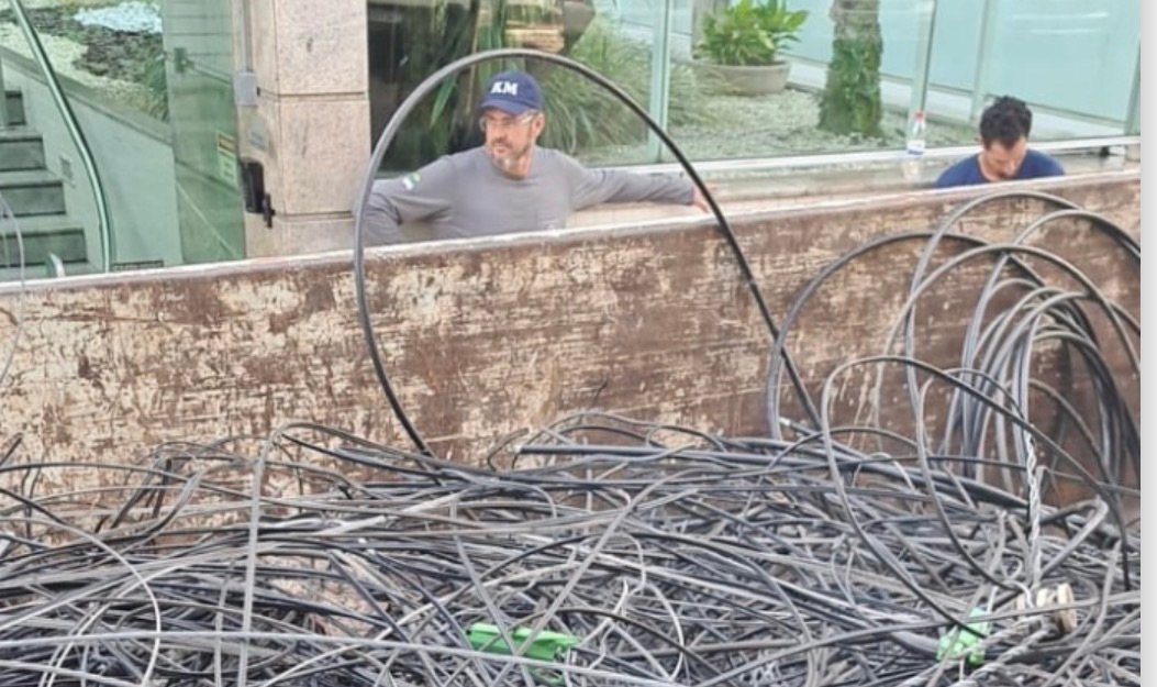 Prefeitura de Vitória retira mais de 800 kg de cabos em nova ação na Praia do Canto