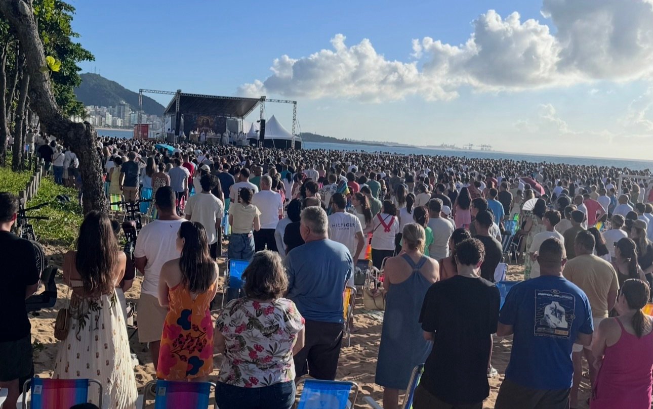Fiéis lotam a Praia de Itapoã na Missa da Ressurreição neste Domingo de Páscoa