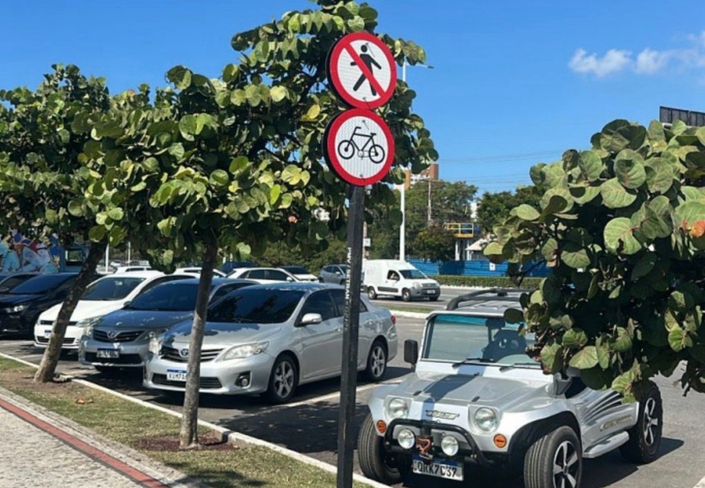Prefeitura de Vitória implanta nova sinalização na Orla de Camburi e na Mata da Praia