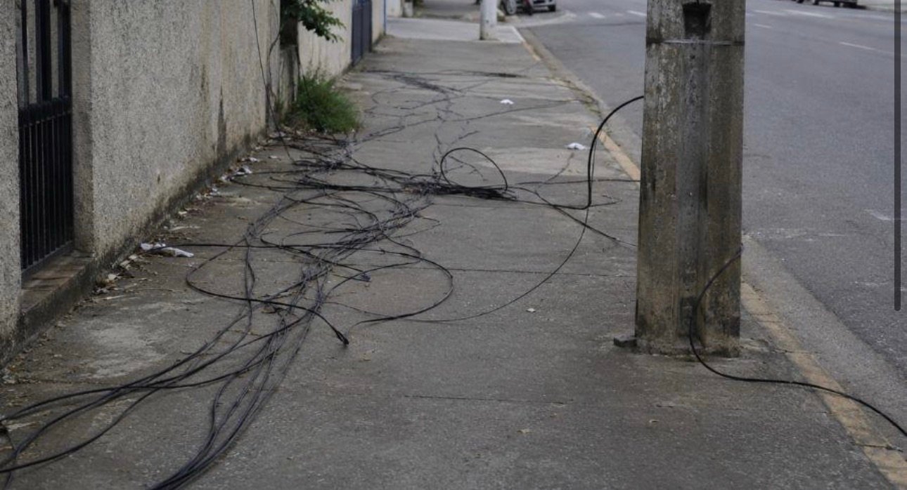 Vila Velha inicia operação para retirada de fios abandonados em postes e vias públicas