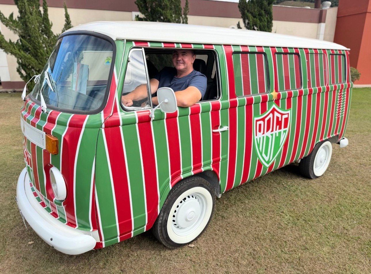 Torcedor “veste” Kombi com uniforme do Brancão Polenteiro para embalar o time na final da Copa ES