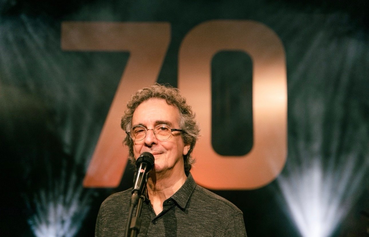 Carlos Papel celebra 70 anos de carreira com álbum ao vivo nas plataformas digitais