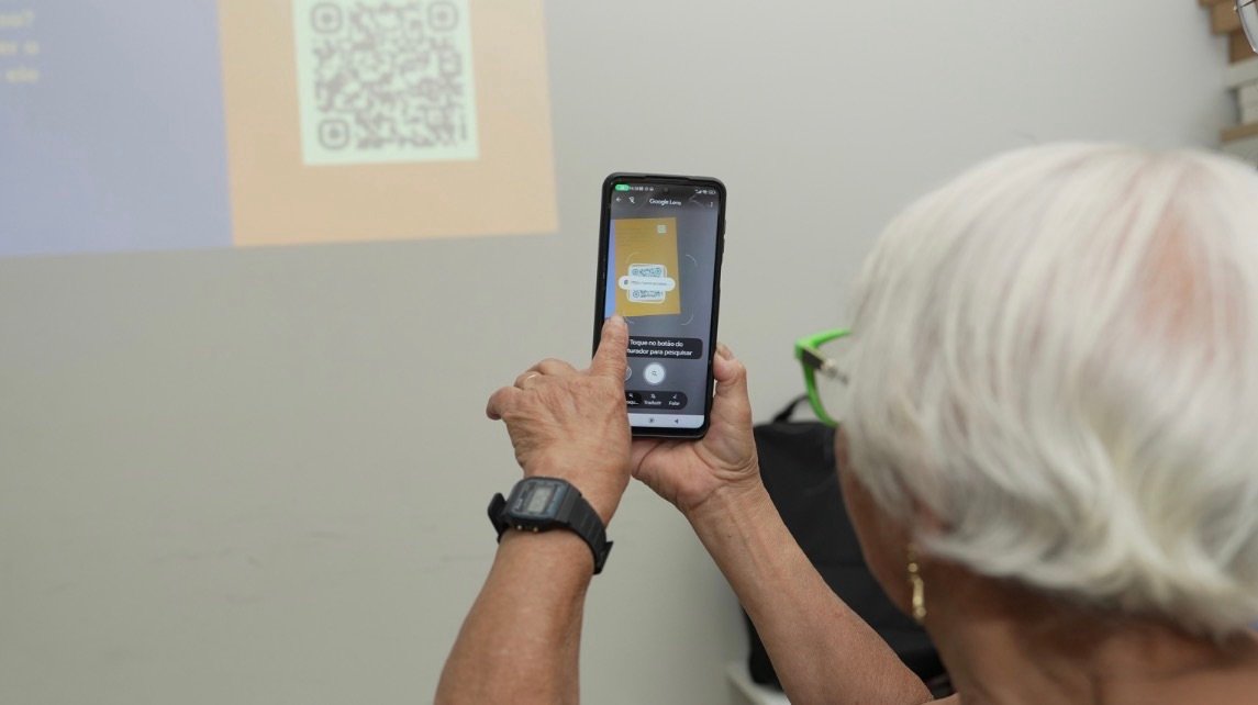 Idosos de Viana aprendem a usar celular e internet para ganhar mais autonomia