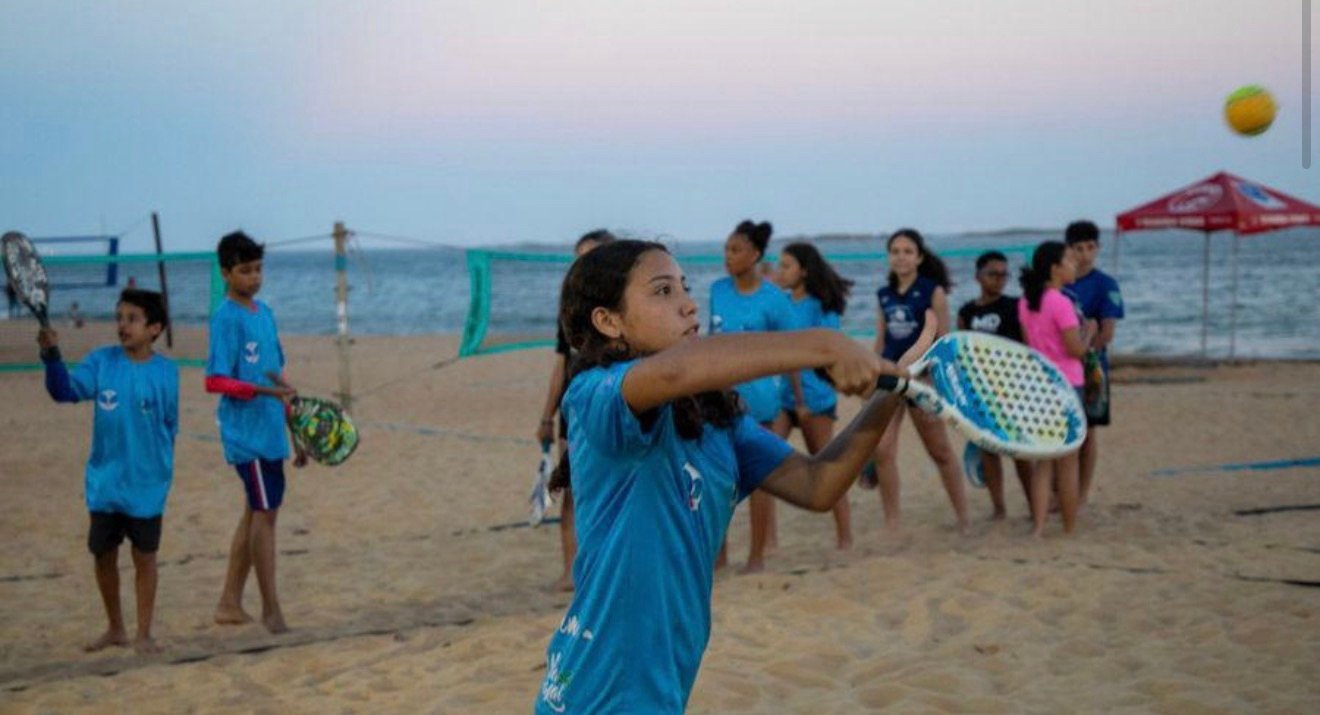 Praia de Itaparica oferece 240 vagas gratuitas em esportes para crianças e adolescentes