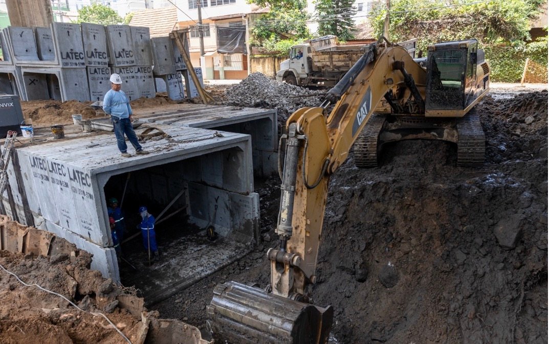 Obras contra alagamentos e deslizamentos avançam em seis municípios do ES