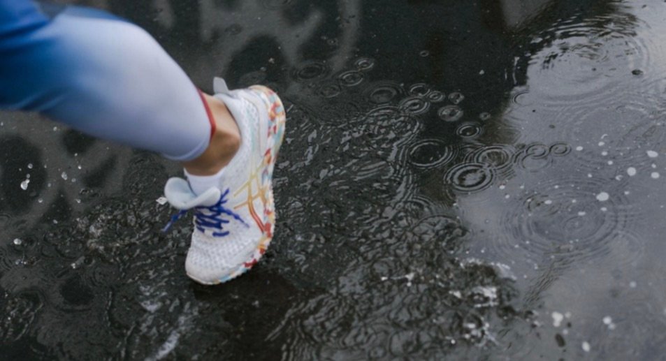 Corrida na chuva exige cuidados para evitar quedas e lesões; veja orientações de especialistas