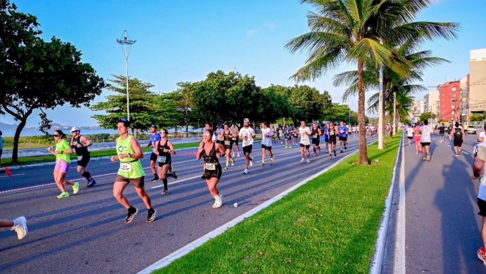 Corrida celebra os 80 anos do Grupo Águia Branca na Orla de Camburi
