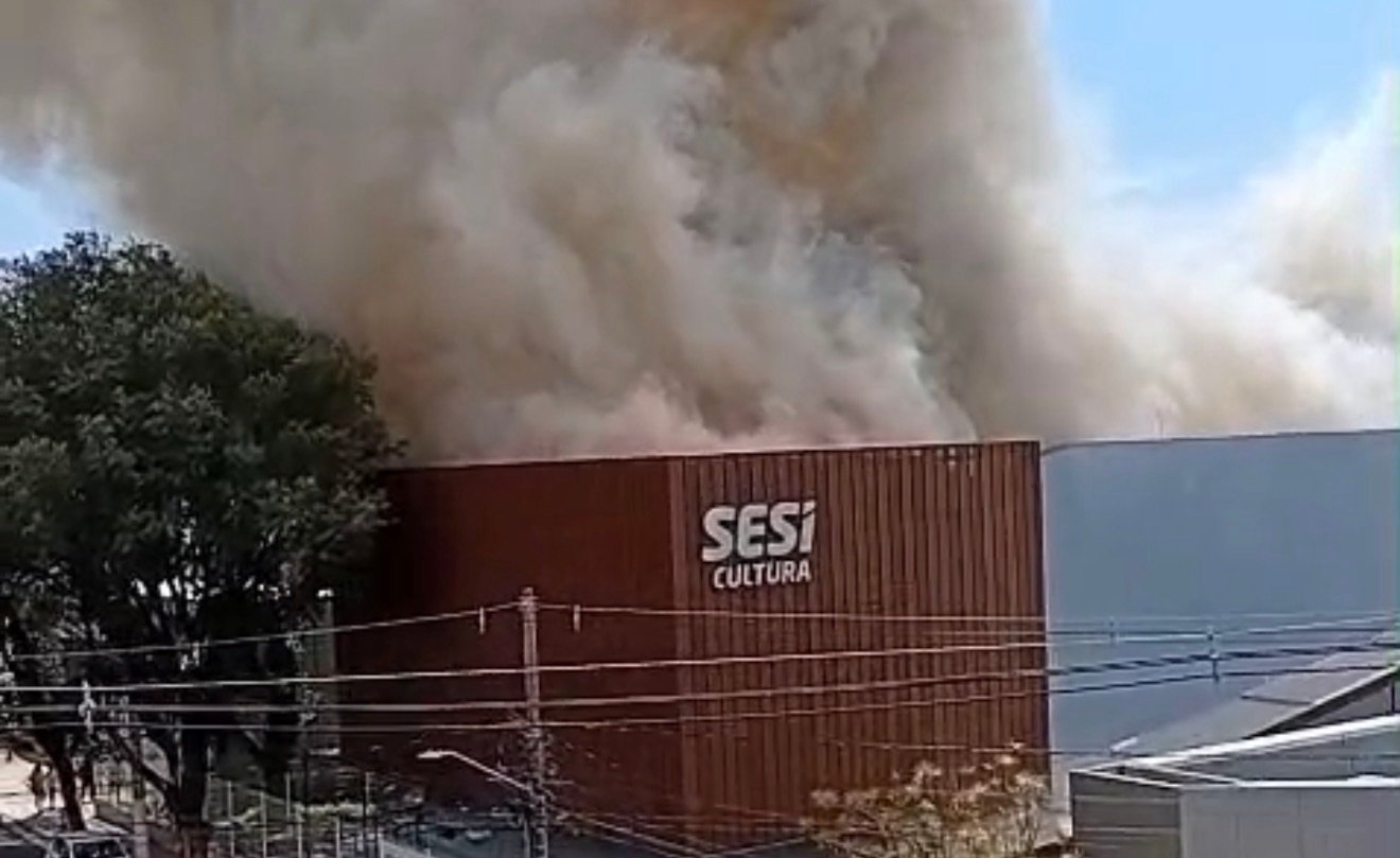 Incêndio no Teatro do Sesi suspende aulas e programação cultural em Vitória
