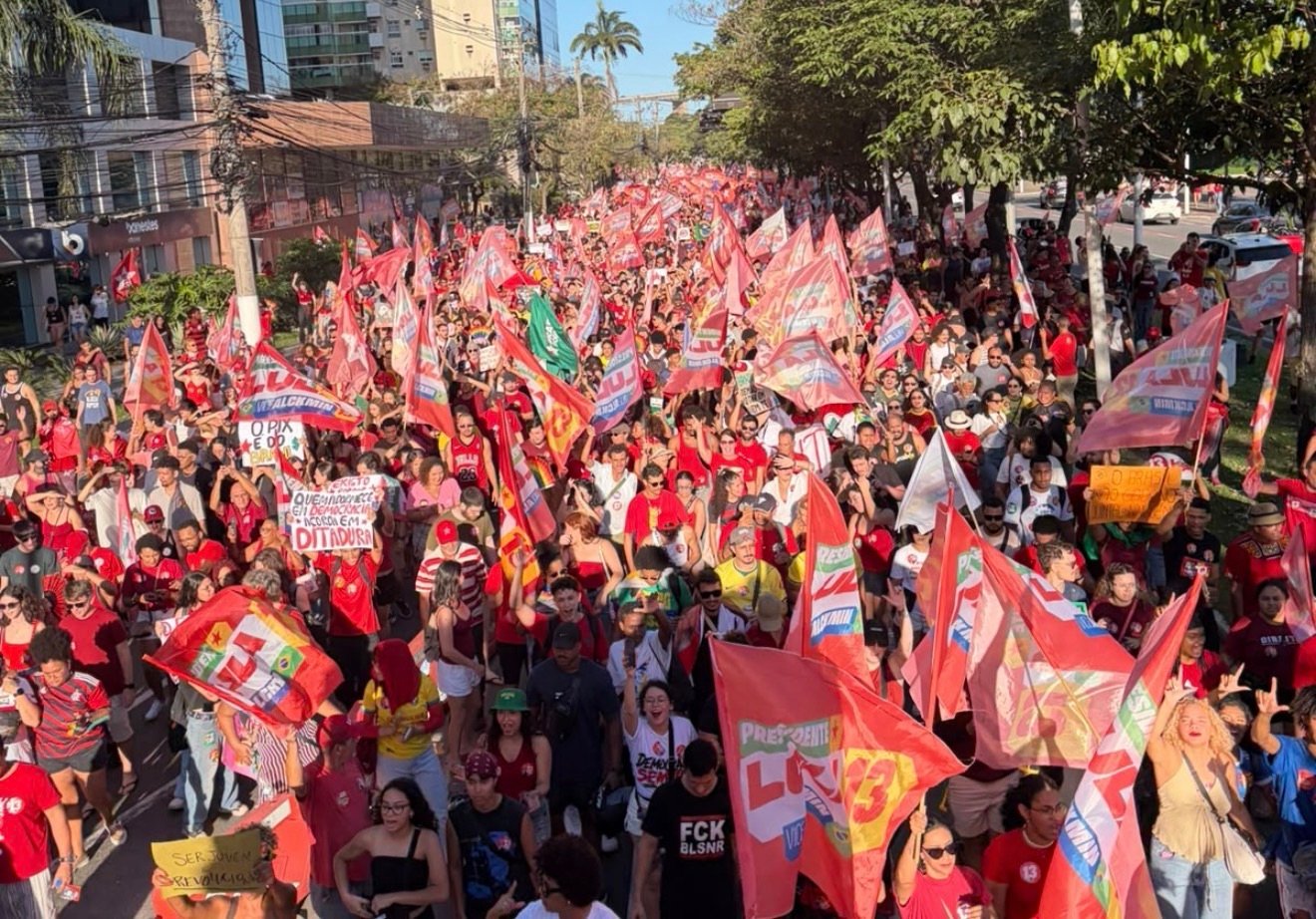 Atos pró-Lula mobilizam multidão na Praça do Papa e movimentam a Enseada do Suá