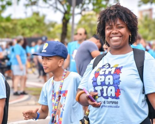 Conscientização do autismo: caminhada da Amaes reúne milhares em Camburi
