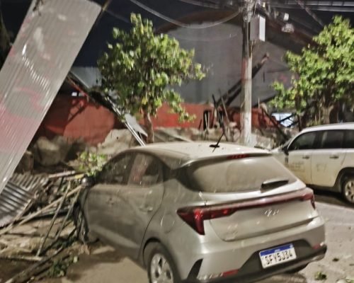 Proprietário de carro atingido por desabamento registra estragos em vídeo