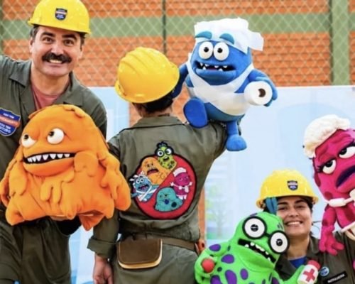 Capitão Seboso e Papeleiro Maluco ensinam educação ambiental em escolas da Grande Vitória
