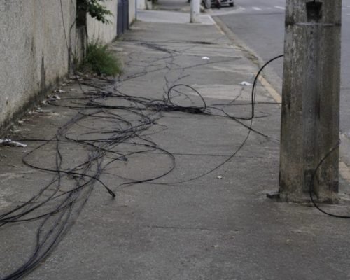 Vila Velha inicia operação para retirada de fios abandonados em postes e vias públicas