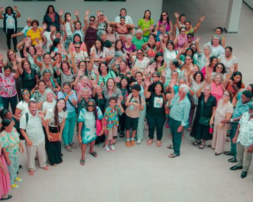 Mais de 100 idosos de Alto Rio Novo visitam a secretária do Governo do ES