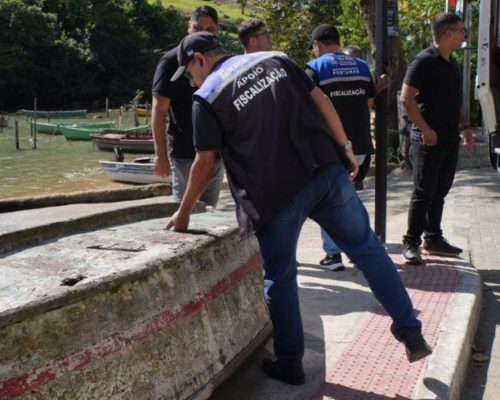 Fiscalização notifica 23 embarcações e apreende duas na orla de Vila Velha