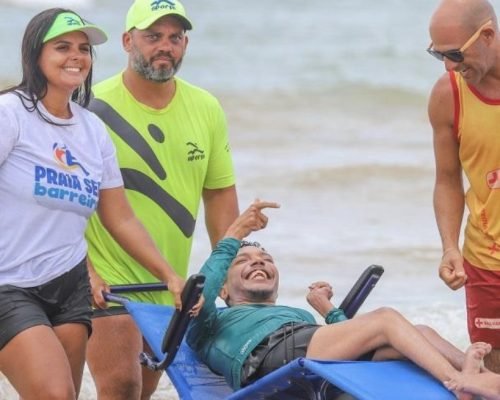 Inclusão à beira-mar: Praia Sem Barreiras supera 200 atendimentos na Serra em 2026