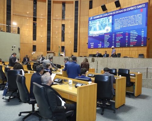 Recarga de carros elétricos em vagas privativas de condomínios é aprovada no ES