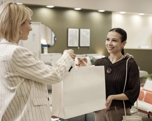 Comércio e serviços capixabas criam mais de 2,2 mil empregos formais