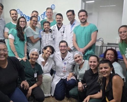 Torcedor do Rio Branco recebe camisa autografada após transplante cardíaco