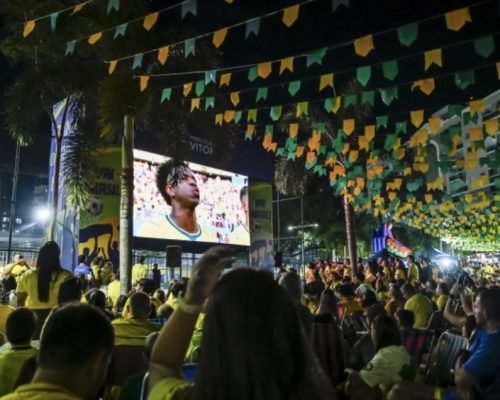 Telões da Copa reúnem torcedores e movimentam bairros de Vitória