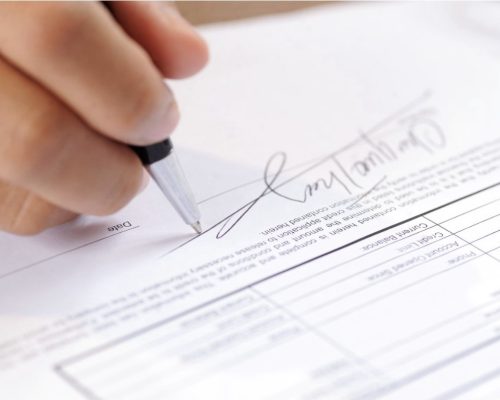 Assinatura de documentos corporativos exige atenção e pode ter impactos jurídicos