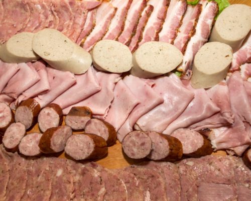 Risco de câncer: salsicha, presunto e bacon entram no mesmo grupo do cigarro