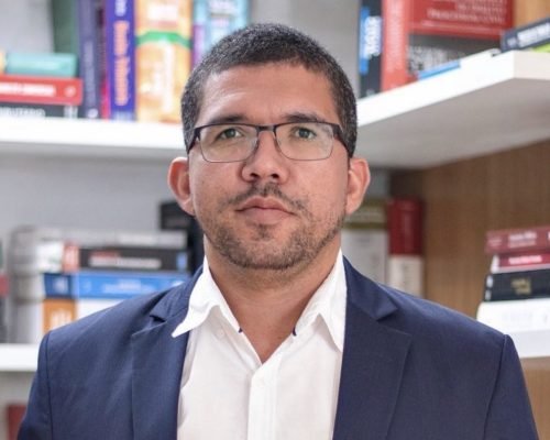 Novo piso dos professores: aposentados também têm direito ao reajuste? Especialista esclarece