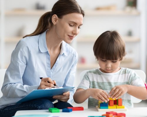 Apoio psicológico fortalece desempenho e relações nas escolas, apontam especialistas