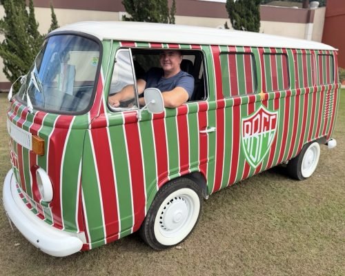 Torcedor “veste” Kombi com uniforme do Brancão Polenteiro para embalar o time na final da Copa ES