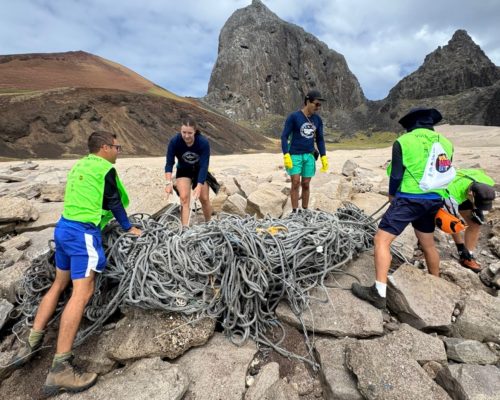 Ilha da Trindade recebe força-tarefa para recolher lixo trazido pelo mar