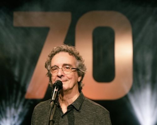 Carlos Papel celebra 70 anos de carreira com álbum ao vivo nas plataformas digitais