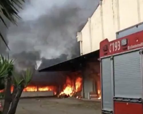 Incêndio de grandes proporções destrói Arquivo Geral do TJES na Serra