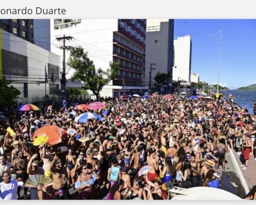 Domingo de Carnaval leva mais de 200 mil foliões ao Centro de Vitória