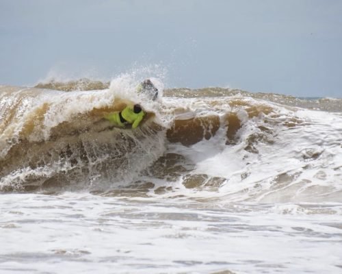 Marcelo Rocha representa o ES na abertura do Circuito Brasileiro de Bodyboard Master